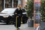 Amsterdam 16 februari 2026
Johnny Heitinga en zijn vrouw charlotte Heitinga ( op krukken) doen boodschappen bijm Zara Home