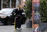Amsterdam 16 februari 2026
Johnny Heitinga en zijn vrouw charlotte Heitinga ( op krukken) doen boodschappen bijm Zara Home