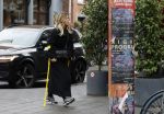 Amsterdam 16 februari 2026
Johnny Heitinga en zijn vrouw charlotte Heitinga ( op krukken) doen boodschappen bijm Zara Home