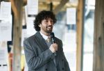 Amsterdam 30 januari 2026
Buiten gewone gezinnen, het nieuwe boek van acteur, columnist en podcastmaker Diego Gonzalez-Clark is vandaag gepresenteerd. Chantal Janzen ontving het eerste boek .