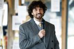 Amsterdam 30 januari 2026
Buiten gewone gezinnen, het nieuwe boek van acteur, columnist en podcastmaker Diego Gonzalez-Clark is vandaag gepresenteerd. Chantal Janzen ontving het eerste boek .