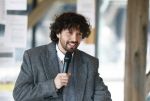 Amsterdam 30 januari 2026
Buiten gewone gezinnen, het nieuwe boek van acteur, columnist en podcastmaker Diego Gonzalez-Clark is vandaag gepresenteerd. Chantal Janzen ontving het eerste boek .
