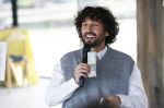 Amsterdam 30 januari 2026
Buiten gewone gezinnen, het nieuwe boek van acteur, columnist en podcastmaker Diego Gonzalez-Clark is vandaag gepresenteerd. Chantal Janzen ontving het eerste boek .