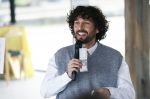 Amsterdam 30 januari 2026
Buiten gewone gezinnen, het nieuwe boek van acteur, columnist en podcastmaker Diego Gonzalez-Clark is vandaag gepresenteerd. Chantal Janzen ontving het eerste boek .