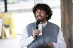 Amsterdam 30 januari 2026
Buiten gewone gezinnen, het nieuwe boek van acteur, columnist en podcastmaker Diego Gonzalez-Clark is vandaag gepresenteerd. Chantal Janzen ontving het eerste boek .