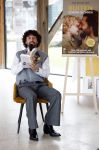 Amsterdam 30 januari 2026
Buiten gewone gezinnen, het nieuwe boek van acteur, columnist en podcastmaker Diego Gonzalez-Clark is vandaag gepresenteerd. Chantal Janzen ontving het eerste boek .