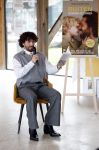 Amsterdam 30 januari 2026
Buiten gewone gezinnen, het nieuwe boek van acteur, columnist en podcastmaker Diego Gonzalez-Clark is vandaag gepresenteerd. Chantal Janzen ontving het eerste boek .