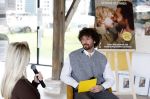 Amsterdam 30 januari 2026
Buiten gewone gezinnen, het nieuwe boek van acteur, columnist en podcastmaker Diego Gonzalez-Clark is vandaag gepresenteerd. Chantal Janzen ontving het eerste boek .