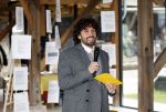 Amsterdam 30 januari 2026
Buiten gewone gezinnen, het nieuwe boek van acteur, columnist en podcastmaker Diego Gonzalez-Clark is vandaag gepresenteerd. Chantal Janzen ontving het eerste boek .