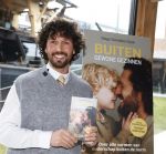 Amsterdam 30 januari 2026
Buiten gewone gezinnen, het nieuwe boek van acteur, columnist en podcastmaker Diego Gonzalez-Clark is vandaag gepresenteerd. Chantal Janzen ontving het eerste boek .