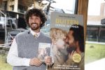 Amsterdam 30 januari 2026
Buiten gewone gezinnen, het nieuwe boek van acteur, columnist en podcastmaker Diego Gonzalez-Clark is vandaag gepresenteerd. Chantal Janzen ontving het eerste boek .