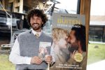 Amsterdam 30 januari 2026
Buiten gewone gezinnen, het nieuwe boek van acteur, columnist en podcastmaker Diego Gonzalez-Clark is vandaag gepresenteerd. Chantal Janzen ontving het eerste boek .