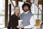 Amsterdam 30 januari 2026
Buiten gewone gezinnen, het nieuwe boek van acteur, columnist en podcastmaker Diego Gonzalez-Clark is vandaag gepresenteerd. Chantal Janzen ontving het eerste boek .