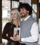 Amsterdam 30 januari 2026
Buiten gewone gezinnen, het nieuwe boek van acteur, columnist en podcastmaker Diego Gonzalez-Clark is vandaag gepresenteerd. Chantal Janzen ontving het eerste boek .