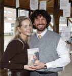 Amsterdam 30 januari 2026
Buiten gewone gezinnen, het nieuwe boek van acteur, columnist en podcastmaker Diego Gonzalez-Clark is vandaag gepresenteerd. Chantal Janzen ontving het eerste boek .
