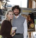 Amsterdam 30 januari 2026
Buiten gewone gezinnen, het nieuwe boek van acteur, columnist en podcastmaker Diego Gonzalez-Clark is vandaag gepresenteerd. Chantal Janzen ontving het eerste boek .