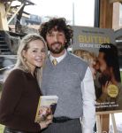 Amsterdam 30 januari 2026
Buiten gewone gezinnen, het nieuwe boek van acteur, columnist en podcastmaker Diego Gonzalez-Clark is vandaag gepresenteerd. Chantal Janzen ontving het eerste boek .