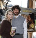Amsterdam 30 januari 2026
Buiten gewone gezinnen, het nieuwe boek van acteur, columnist en podcastmaker Diego Gonzalez-Clark is vandaag gepresenteerd. Chantal Janzen ontving het eerste boek .