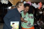 Castricum 22 maart 2025
Boek presentatie Emma Lacroix de kleindochter van Henny Huisman en Lia Huisman . Haar verloofde Maurits presenteerde de middag . Henny ontving het eerste boek in restaurant het Ruyterhuis. Het Ruyterhuis is van Nikkie en Frank Lacroix de ouders van Emma.