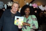Castricum 22 maart 2025
Boek presentatie Emma Lacroix de kleindochter van Henny Huisman en Lia Huisman . Haar verloofde Maurits presenteerde de middag . Henny ontving het eerste boek in restaurant het Ruyterhuis. Het Ruyterhuis is van Nikkie en Frank Lacroix de ouders van Emma.