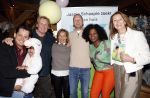 Castricum 22 maart 2025
Boek presentatie Emma Lacroix de kleindochter van Henny Huisman en Lia Huisman . Haar verloofde Maurits presenteerde de middag . Henny ontving het eerste boek in restaurant het Ruyterhuis. Het Ruyterhuis is van Nikkie en Frank Lacroix de ouders van Emma.