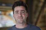 Amsterdam 30 januari 2026
Buiten gewone gezinnen, het nieuwe boek van acteur, columnist en podcastmaker Diego Gonzalez-Clark is vandaag gepresenteerd. Chantal Janzen ontving het eerste boek . Hugo Kennis