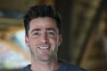 Amsterdam 30 januari 2026
Buiten gewone gezinnen, het nieuwe boek van acteur, columnist en podcastmaker Diego Gonzalez-Clark is vandaag gepresenteerd. Chantal Janzen ontving het eerste boek . Hugo Kennis