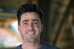 Amsterdam 30 januari 2026
Buiten gewone gezinnen, het nieuwe boek van acteur, columnist en podcastmaker Diego Gonzalez-Clark is vandaag gepresenteerd. Chantal Janzen ontving het eerste boek . Hugo Kennis