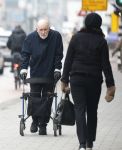 Amsterdam 28 januari 2026
Hugo Metsers wandelend met rollator op straat in Amsterdam zuid.