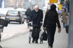 Amsterdam 28 januari 2026
Hugo Metsers wandelend met rollator op straat in Amsterdam zuid.