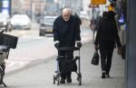 Amsterdam 28 januari 2026
Hugo Metsers wandelend met rollator op straat in Amsterdam zuid.