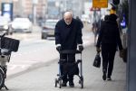 Amsterdam 28 januari 2026
Hugo Metsers wandelend met rollator op straat in Amsterdam zuid.