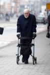 Amsterdam 28 januari 2026
Hugo Metsers wandelend met rollator op straat in Amsterdam zuid.