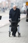 Amsterdam 28 januari 2026
Hugo Metsers wandelend met rollator op straat in Amsterdam zuid.