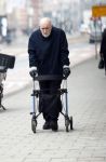 Amsterdam 28 januari 2026
Hugo Metsers wandelend met rollator op straat in Amsterdam zuid.