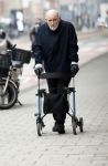 Amsterdam 28 januari 2026
Hugo Metsers wandelend met rollator op straat in Amsterdam zuid.