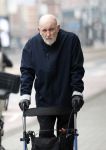 Amsterdam 28 januari 2026
Hugo Metsers wandelend met rollator op straat in Amsterdam zuid.