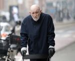 Amsterdam 28 januari 2026
Hugo Metsers wandelend met rollator op straat in Amsterdam zuid.