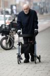 Amsterdam 28 januari 2026
Hugo Metsers wandelend met rollator op straat in Amsterdam zuid.