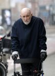 Amsterdam 28 januari 2026
Hugo Metsers wandelend met rollator op straat in Amsterdam zuid.