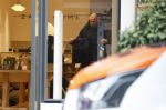Amsterdam 16 februari 2026
Johnny Heitinga en zijn vrouw charlotte Heitinga ( op krukken) doen boodschappen bijm Zara Home