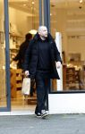 Amsterdam 16 februari 2026
Johnny Heitinga en zijn vrouw charlotte Heitinga ( op krukken) doen boodschappen bijm Zara Home