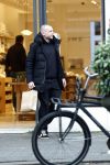Amsterdam 16 februari 2026
Johnny Heitinga en zijn vrouw charlotte Heitinga ( op krukken) doen boodschappen bijm Zara Home