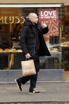 Amsterdam 16 februari 2026
Johnny Heitinga en zijn vrouw charlotte Heitinga ( op krukken) doen boodschappen bijm Zara Home