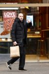 Amsterdam 16 februari 2026
Johnny Heitinga en zijn vrouw charlotte Heitinga ( op krukken) doen boodschappen bijm Zara Home