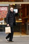 Amsterdam 16 februari 2026
Johnny Heitinga en zijn vrouw charlotte Heitinga ( op krukken) doen boodschappen bijm Zara Home