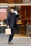 Amsterdam 16 februari 2026
Johnny Heitinga en zijn vrouw charlotte Heitinga ( op krukken) doen boodschappen bijm Zara Home