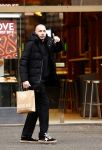 Amsterdam 16 februari 2026
Johnny Heitinga en zijn vrouw charlotte Heitinga ( op krukken) doen boodschappen bijm Zara Home