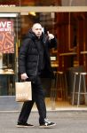Amsterdam 16 februari 2026
Johnny Heitinga en zijn vrouw charlotte Heitinga ( op krukken) doen boodschappen bijm Zara Home