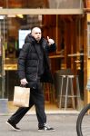 Amsterdam 16 februari 2026
Johnny Heitinga en zijn vrouw charlotte Heitinga ( op krukken) doen boodschappen bijm Zara Home